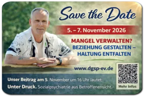 Banner zur DGSP Jahrestagung 2026. Links ein freundlich lächelnder Mann, der an einem Holzzaun im Grünen lehnt. Rechts stehen die Informationen zur Veranstaltung. Save the Date. 5. bis 7. November 2026 in Mainz. Thema: Mangel verwalten. Beziehung gestalten. Haltung entfalten. Unten der Hinweis auf einen Beitrag am 5. November um 16 Uhr mit dem Titel „Unter Druck. Sozialpsychiatrie aus Betroffenensicht“. Zusätzlich ist ein QR Code für weitere Informationen sichtbar.